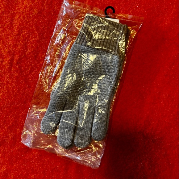 Anya Hindmarch Uniqlo collab gray touch of wool heattech knitted gloves NWT - Picture 5 of 7